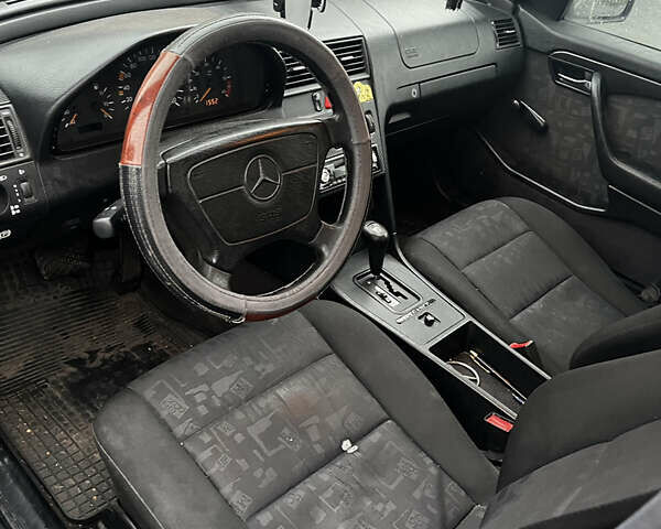 Черный Мерседес Ц-Класс, объемом двигателя 1.8 л и пробегом 400 тыс. км за 3000 $, фото 10 на Automoto.ua