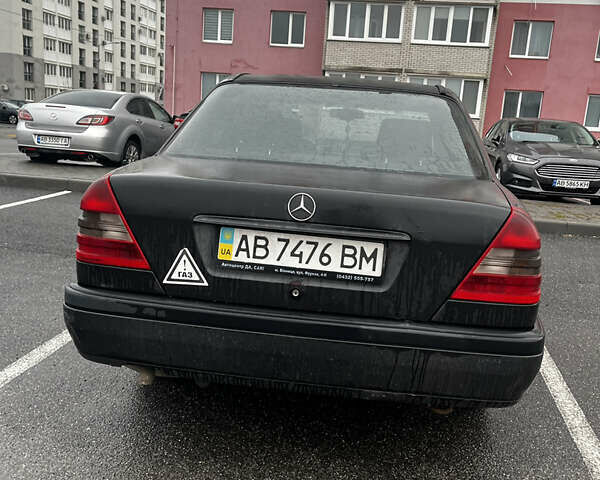 Черный Мерседес Ц-Класс, объемом двигателя 1.8 л и пробегом 400 тыс. км за 3000 $, фото 5 на Automoto.ua