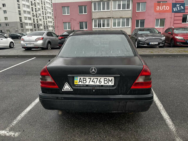 Черный Мерседес Ц-Класс, объемом двигателя 1.8 л и пробегом 400 тыс. км за 3000 $, фото 4 на Automoto.ua