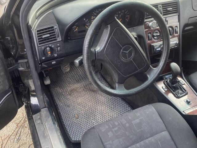 Чорний Мерседес Ц-Клас, об'ємом двигуна 2.8 л та пробігом 280 тис. км за 2500 $, фото 4 на Automoto.ua