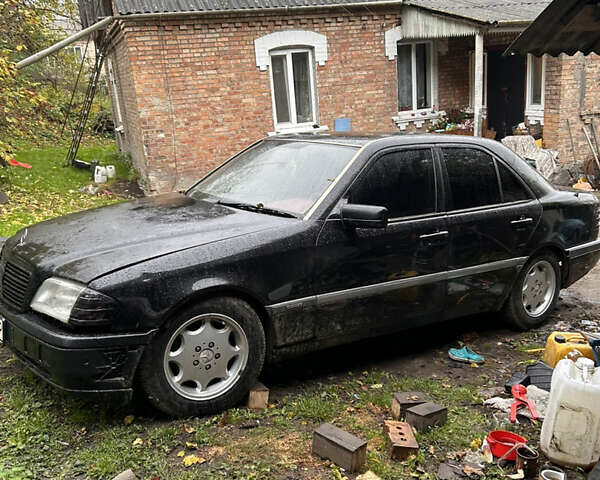 Черный Мерседес Ц-Класс, объемом двигателя 1.8 л и пробегом 361 тыс. км за 2200 $, фото 2 на Automoto.ua