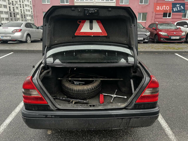 Черный Мерседес Ц-Класс, объемом двигателя 1.8 л и пробегом 400 тыс. км за 3000 $, фото 8 на Automoto.ua