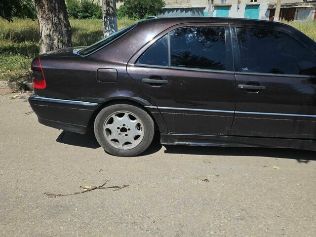 Мерседес Ц-Клас 1996 у Харкові на Automoto.ua Чорний Мерседес Ц-Клас, об'ємом двигуна 2.3 л та пробігом 427 тис. км за 3200 $, фото 1 на Automoto.ua