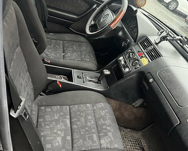 Черный Мерседес Ц-Класс, объемом двигателя 1.8 л и пробегом 400 тыс. км за 3000 $, фото 12 на Automoto.ua