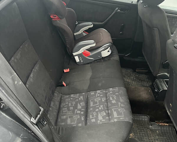 Черный Мерседес Ц-Класс, объемом двигателя 1.8 л и пробегом 400 тыс. км за 3000 $, фото 14 на Automoto.ua