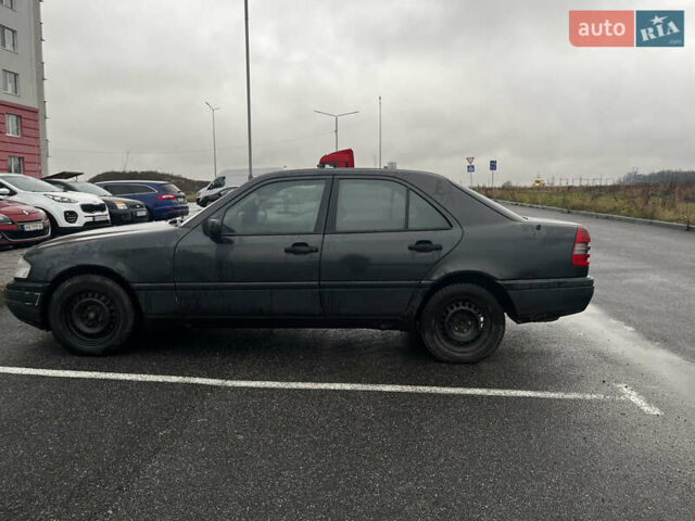 Черный Мерседес Ц-Класс, объемом двигателя 1.8 л и пробегом 400 тыс. км за 3000 $, фото 6 на Automoto.ua