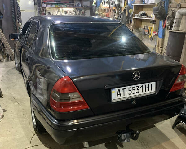 Мерседес Ц-Клас 1997 у Сторожинце на Automoto.ua Чорний Мерседес Ц-Клас, об'ємом двигуна 2 л та пробігом 400 тис. км за 3000 $, фото 1 на Automoto.ua