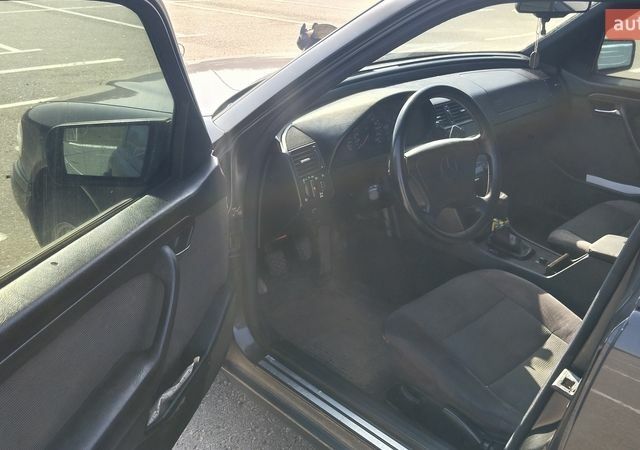 Черный Мерседес Ц-Класс, объемом двигателя 1.8 л и пробегом 403 тыс. км за 2700 $, фото 6 на Automoto.ua