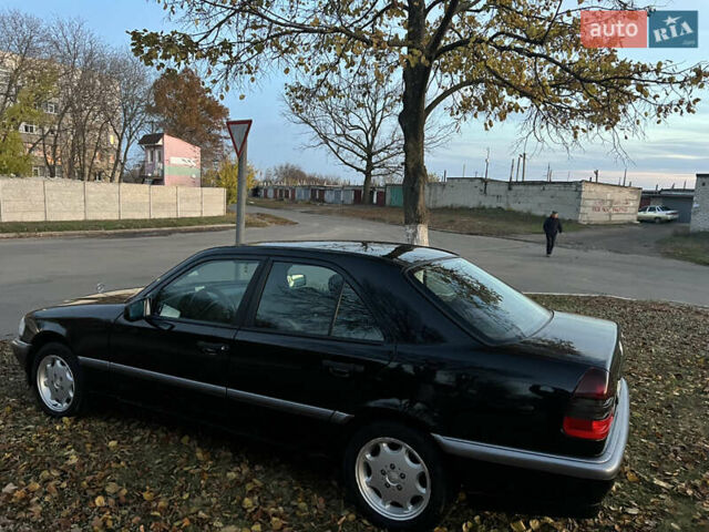 Черный Мерседес Ц-Класс, объемом двигателя 1.8 л и пробегом 482 тыс. км за 3250 $, фото 2 на Automoto.ua