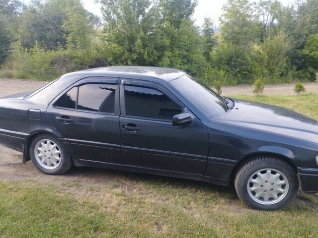 Чорний Мерседес Ц-Клас, об'ємом двигуна 2 л та пробігом 380 тис. км за 2999 $, фото 3 на Automoto.ua