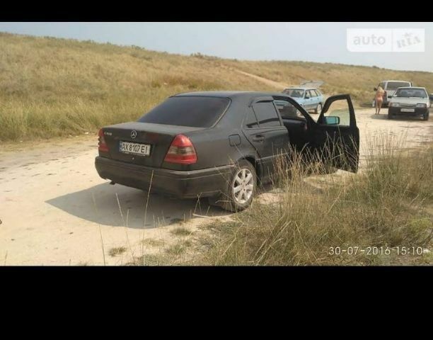 Черный Мерседес Ц-Класс, объемом двигателя 1.8 л и пробегом 500 тыс. км за 960 $, фото 1 на Automoto.ua