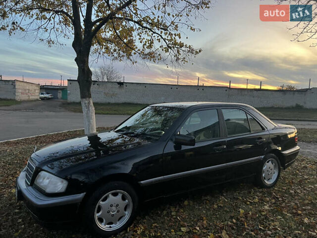 Черный Мерседес Ц-Класс, объемом двигателя 1.8 л и пробегом 482 тыс. км за 3250 $, фото 3 на Automoto.ua