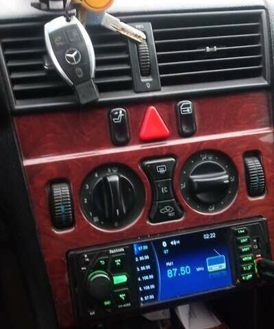 Черный Мерседес Ц-Класс, объемом двигателя 1.8 л и пробегом 560 тыс. км за 1850 $, фото 5 на Automoto.ua