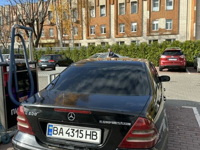 Черный Мерседес Ц-Класс, объемом двигателя 2 л и пробегом 300 тыс. км за 2950 $, фото 3 на Automoto.ua