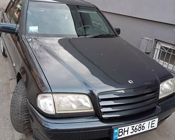 Черный Мерседес Ц-Класс, объемом двигателя 1.8 л и пробегом 321 тыс. км за 2750 $, фото 1 на Automoto.ua