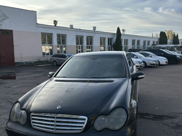 Черный Мерседес Ц-Класс, объемом двигателя 2 л и пробегом 300 тыс. км за 2950 $, фото 5 на Automoto.ua