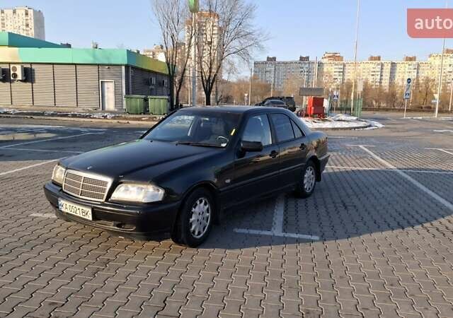 Чорний Мерседес Ц-Клас, об'ємом двигуна 2 л та пробігом 320 тис. км за 2200 $, фото 1 на Automoto.ua