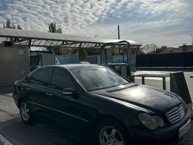 Черный Мерседес Ц-Класс, объемом двигателя 2 л и пробегом 300 тыс. км за 2950 $, фото 2 на Automoto.ua