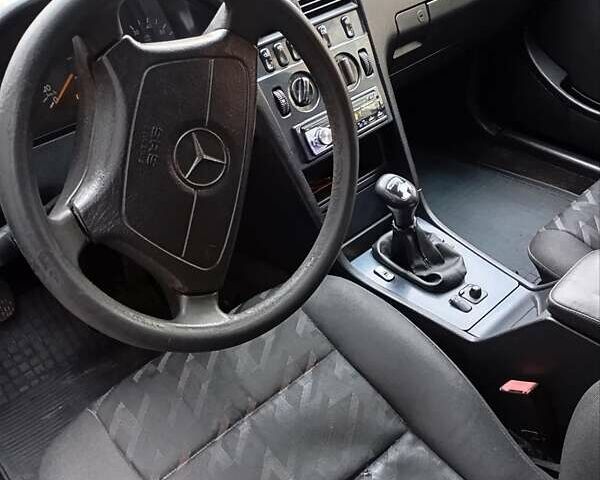 Черный Мерседес Ц-Класс, объемом двигателя 1.8 л и пробегом 321 тыс. км за 2750 $, фото 9 на Automoto.ua