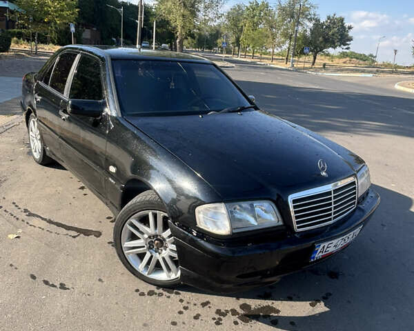 Чорний Мерседес Ц-Клас, об'ємом двигуна 1.8 л та пробігом 300 тис. км за 3000 $, фото 1 на Automoto.ua