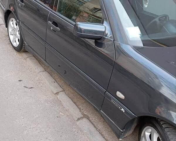 Черный Мерседес Ц-Класс, объемом двигателя 1.8 л и пробегом 321 тыс. км за 2750 $, фото 6 на Automoto.ua