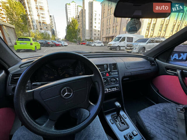 Черный Мерседес Ц-Класс, объемом двигателя 1.8 л и пробегом 258 тыс. км за 4300 $, фото 7 на Automoto.ua