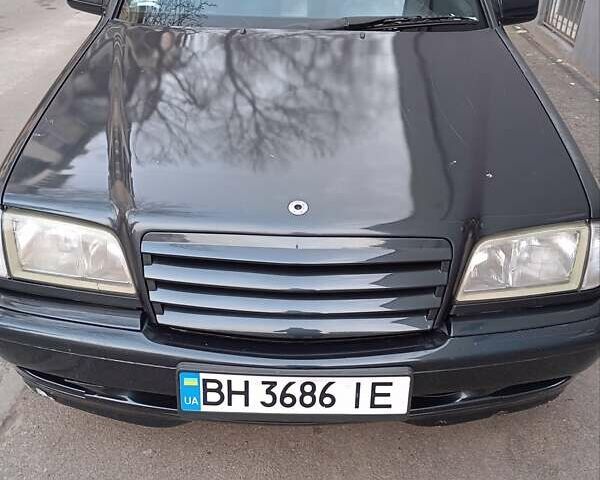 Черный Мерседес Ц-Класс, объемом двигателя 1.8 л и пробегом 321 тыс. км за 2750 $, фото 15 на Automoto.ua