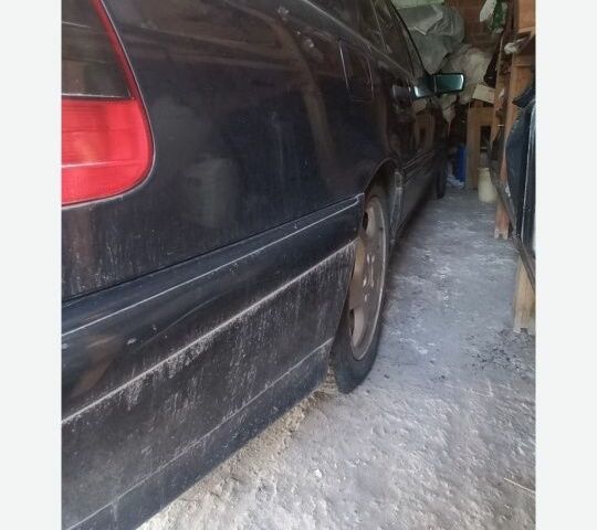 Чорний Мерседес Ц-Клас, об'ємом двигуна 0 л та пробігом 200 тис. км за 1300 $, фото 1 на Automoto.ua