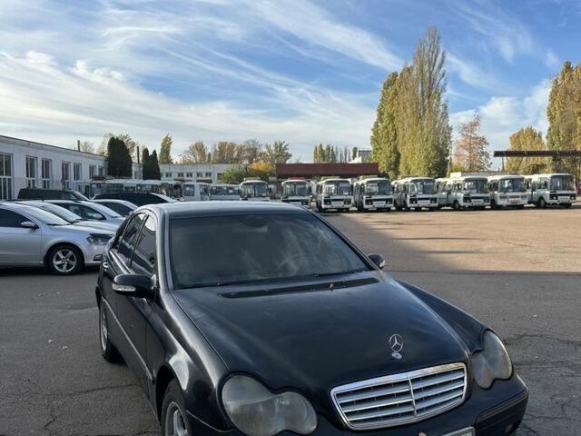 Черный Мерседес Ц-Класс, объемом двигателя 2 л и пробегом 300 тыс. км за 2950 $, фото 6 на Automoto.ua