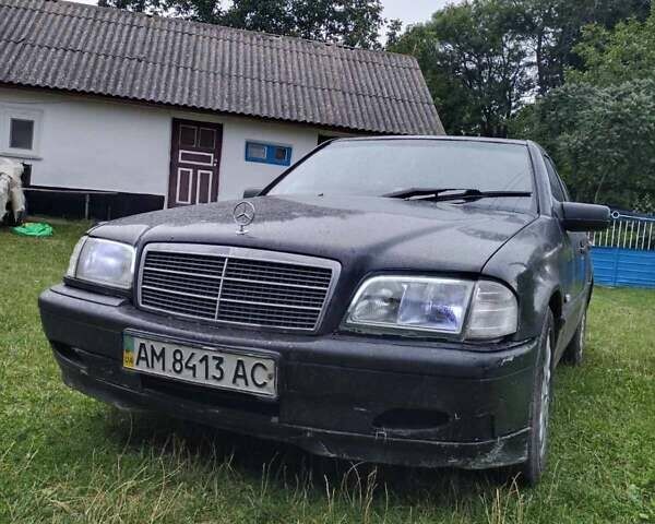 Черный Мерседес Ц-Класс, объемом двигателя 1.8 л и пробегом 560 тыс. км за 1850 $, фото 4 на Automoto.ua