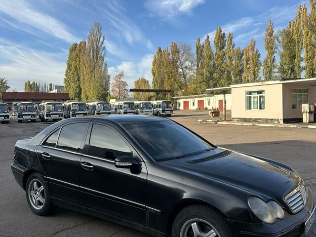 Черный Мерседес Ц-Класс, объемом двигателя 2 л и пробегом 300 тыс. км за 2950 $, фото 7 на Automoto.ua