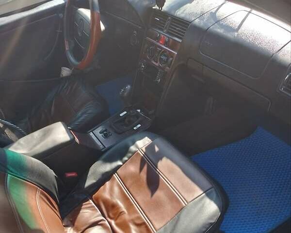 Черный Мерседес Ц-Класс, объемом двигателя 1.8 л и пробегом 560 тыс. км за 1850 $, фото 1 на Automoto.ua