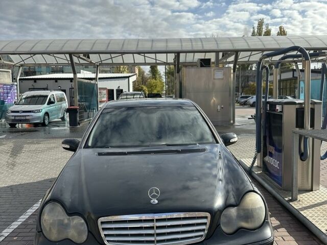 Черный Мерседес Ц-Класс, объемом двигателя 2 л и пробегом 300 тыс. км за 2950 $, фото 1 на Automoto.ua