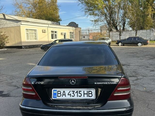 Черный Мерседес Ц-Класс, объемом двигателя 2 л и пробегом 300 тыс. км за 2950 $, фото 8 на Automoto.ua