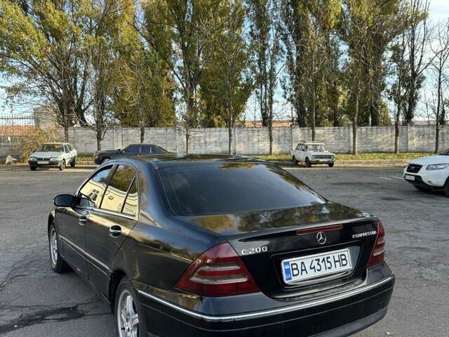 Черный Мерседес Ц-Класс, объемом двигателя 2 л и пробегом 300 тыс. км за 2950 $, фото 9 на Automoto.ua