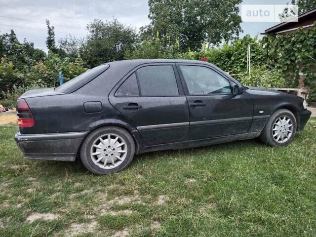 Черный Мерседес Ц-Класс, объемом двигателя 1.8 л и пробегом 560 тыс. км за 1850 $, фото 3 на Automoto.ua