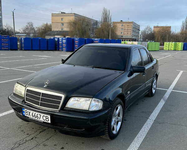 Черный Мерседес Ц-Класс, объемом двигателя 1.8 л и пробегом 428 тыс. км за 3499 $, фото 4 на Automoto.ua