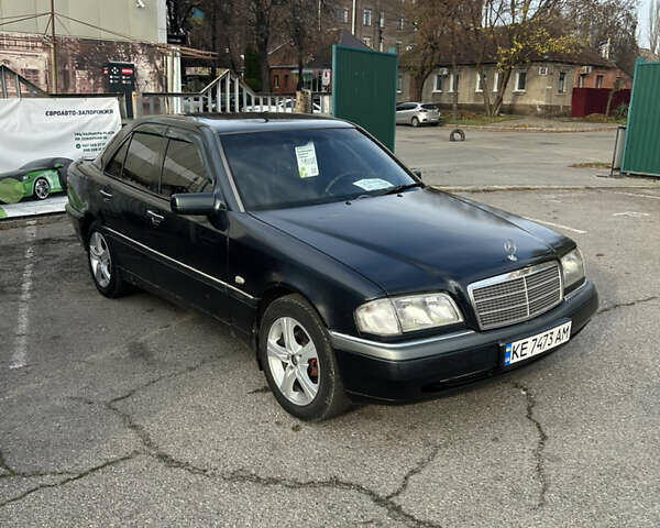 Черный Мерседес Ц-Класс, объемом двигателя 2 л и пробегом 337 тыс. км за 2999 $, фото 1 на Automoto.ua