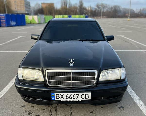 Черный Мерседес Ц-Класс, объемом двигателя 1.8 л и пробегом 428 тыс. км за 3499 $, фото 2 на Automoto.ua