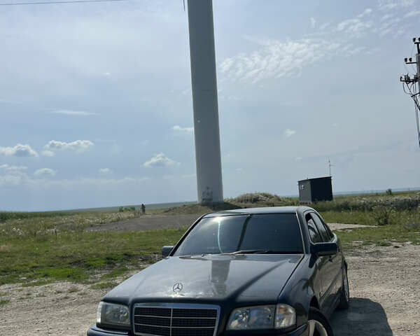 Черный Мерседес Ц-Класс, объемом двигателя 1.8 л и пробегом 428 тыс. км за 3499 $, фото 5 на Automoto.ua