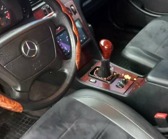 Черный Мерседес Ц-Класс, объемом двигателя 1.8 л и пробегом 252 тыс. км за 3800 $, фото 1 на Automoto.ua