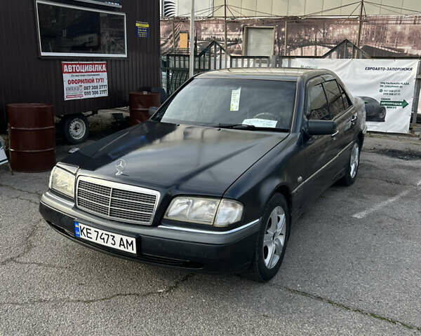 Черный Мерседес Ц-Класс, объемом двигателя 2 л и пробегом 337 тыс. км за 2999 $, фото 2 на Automoto.ua