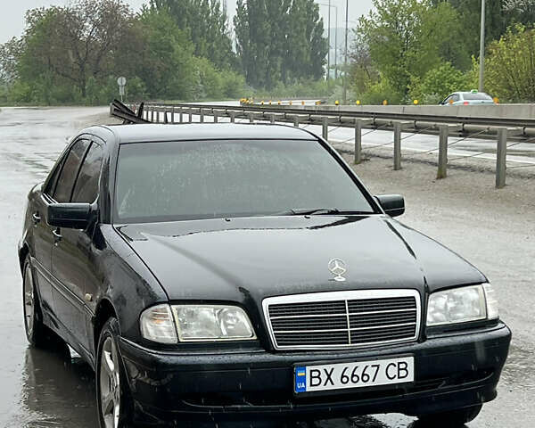 Черный Мерседес Ц-Класс, объемом двигателя 1.8 л и пробегом 428 тыс. км за 3499 $, фото 1 на Automoto.ua