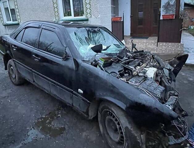 Черный Мерседес Ц-Класс, объемом двигателя 1.8 л и пробегом 425 тыс. км за 700 $, фото 1 на Automoto.ua