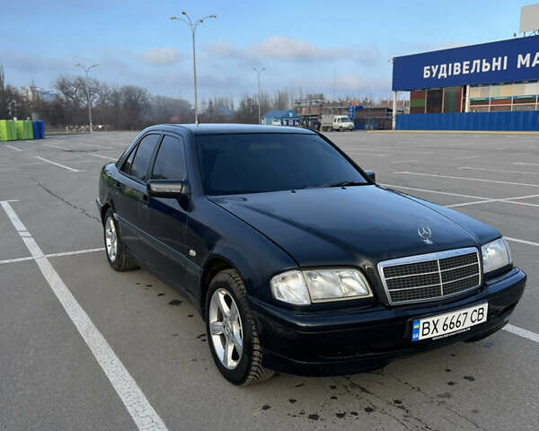 Черный Мерседес Ц-Класс, объемом двигателя 1.8 л и пробегом 428 тыс. км за 3499 $, фото 3 на Automoto.ua