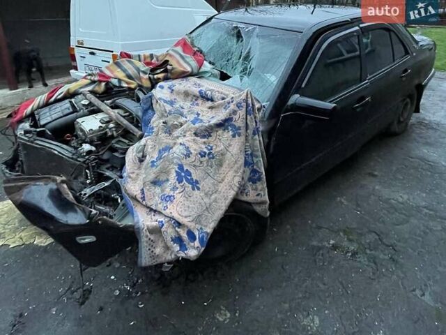 Черный Мерседес Ц-Класс, объемом двигателя 1.8 л и пробегом 425 тыс. км за 700 $, фото 4 на Automoto.ua