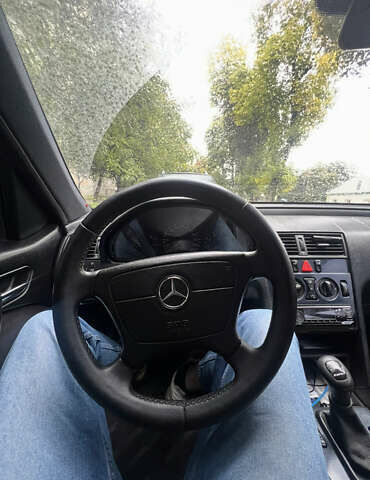 Черный Мерседес Ц-Класс, объемом двигателя 1.8 л и пробегом 428 тыс. км за 3499 $, фото 6 на Automoto.ua