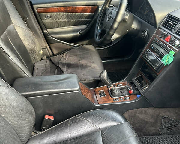 Черный Мерседес Ц-Класс, объемом двигателя 2 л и пробегом 337 тыс. км за 2999 $, фото 6 на Automoto.ua