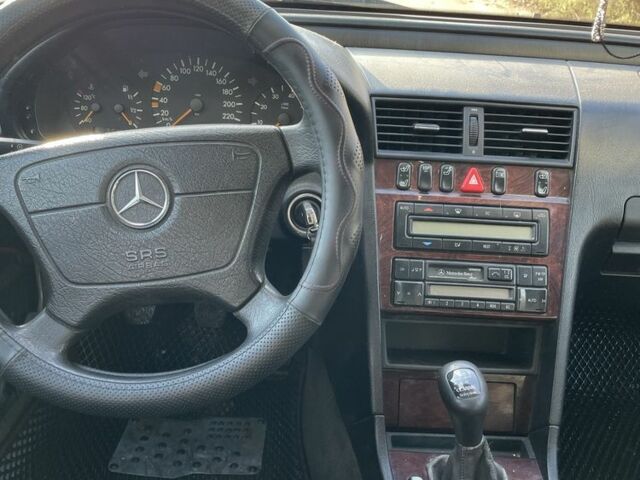 Чорний Мерседес Ц-Клас, об'ємом двигуна 1.8 л та пробігом 111 тис. км за 2750 $, фото 7 на Automoto.ua