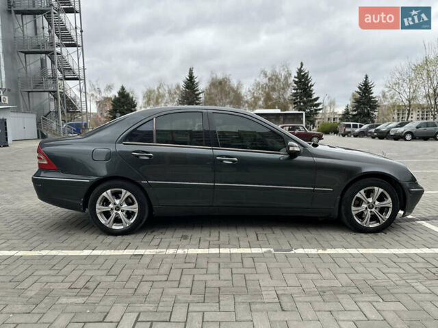 Черный Мерседес Ц-Класс, объемом двигателя 2 л и пробегом 350 тыс. км за 4700 $, фото 2 на Automoto.ua